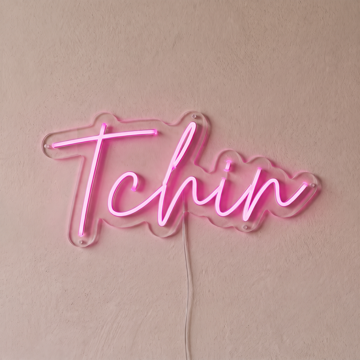 Néon mural « Tchin » rose, gros plan sur fond beige