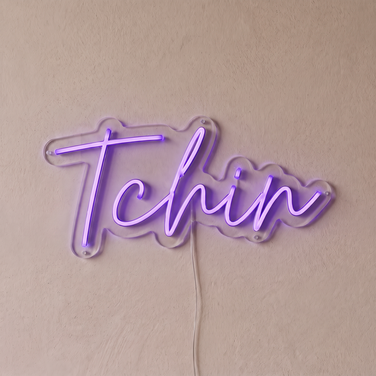 Néon mural « Tchin » violet, gros plan sur fond beige