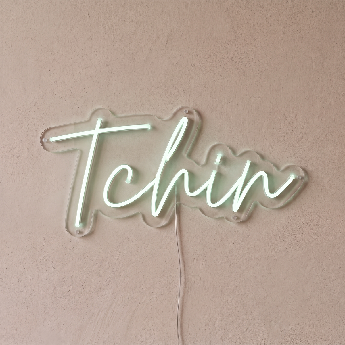 Néon mural « Tchin » blanc froid, gros plan sur fond beige