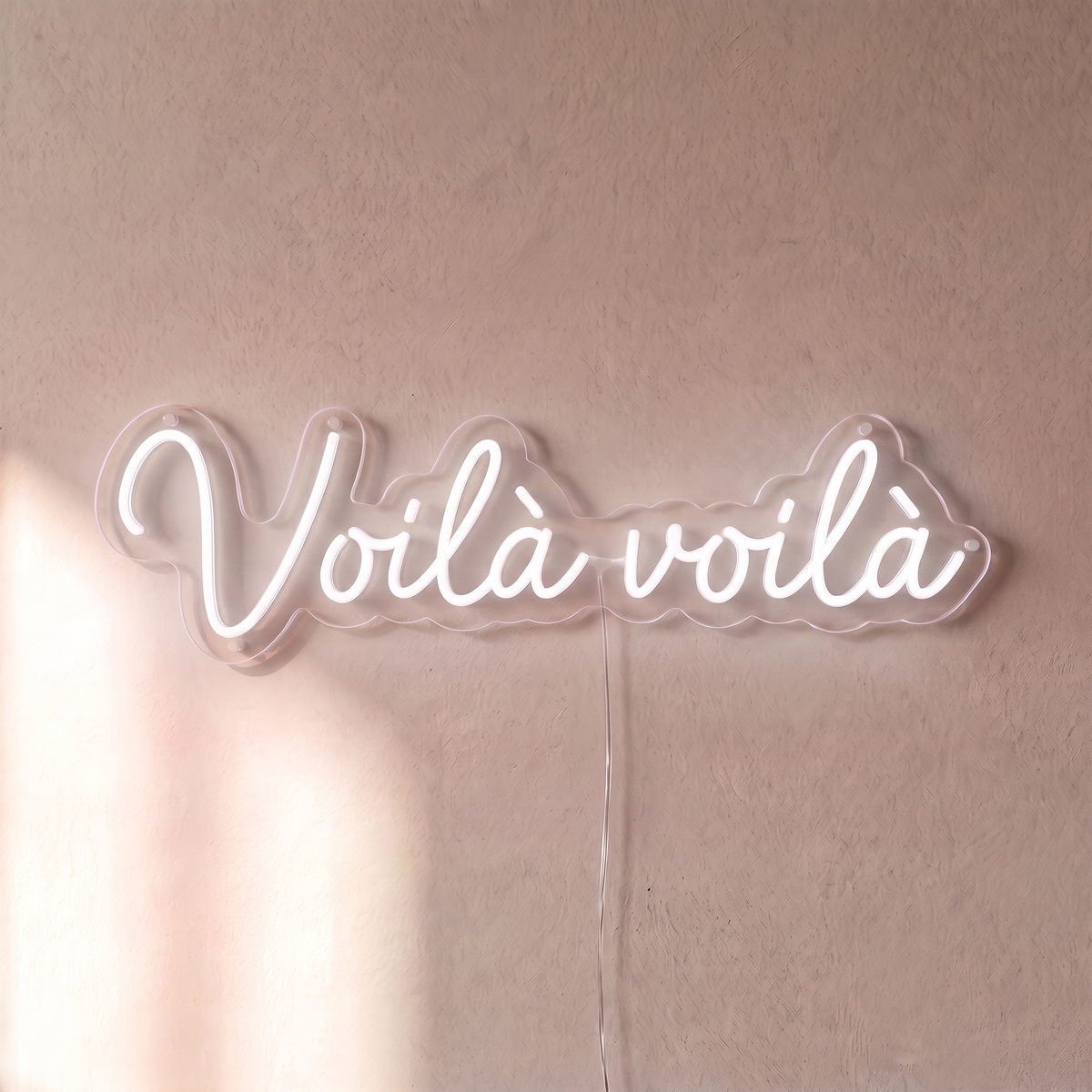 Néon mural « Voilà voilà » blanc, gros plan sur fond beige