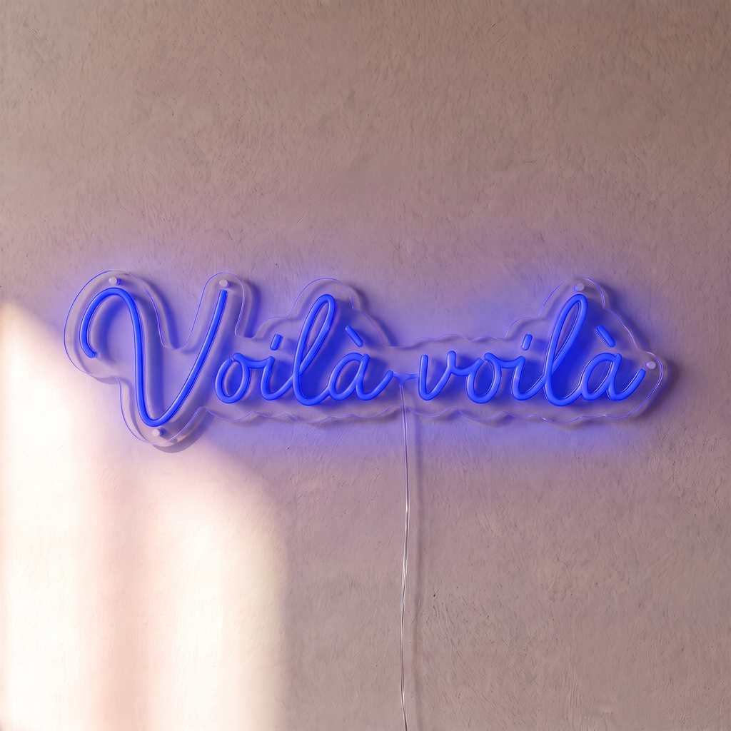 Néon mural « Voilà voilà » bleu, gros plan sur fond beige