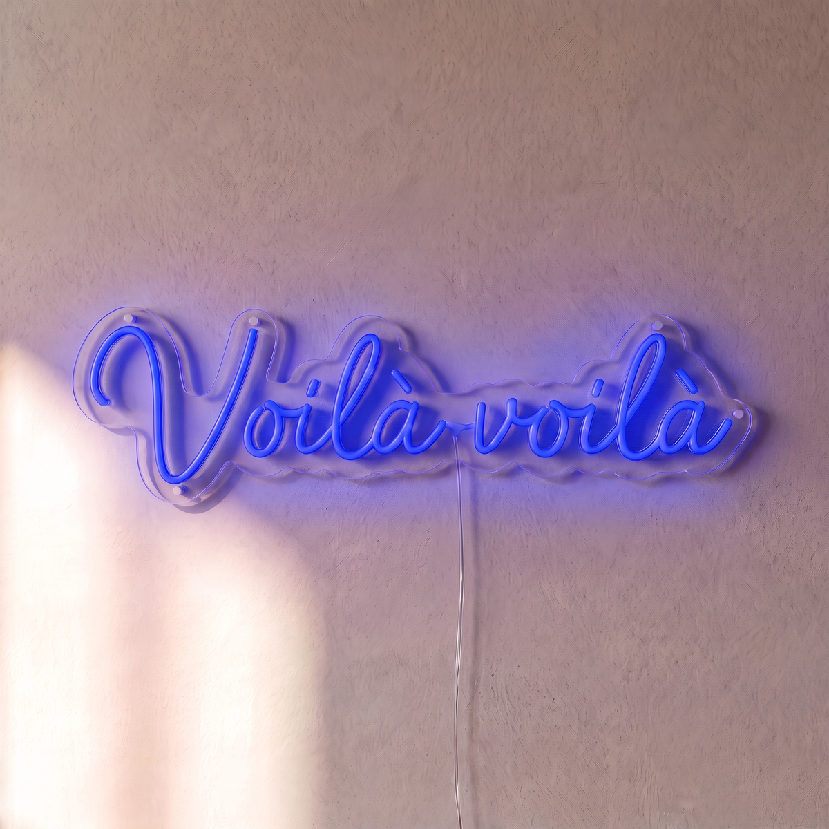 Néon mural « Voilà voilà » bleu, gros plan sur fond beige