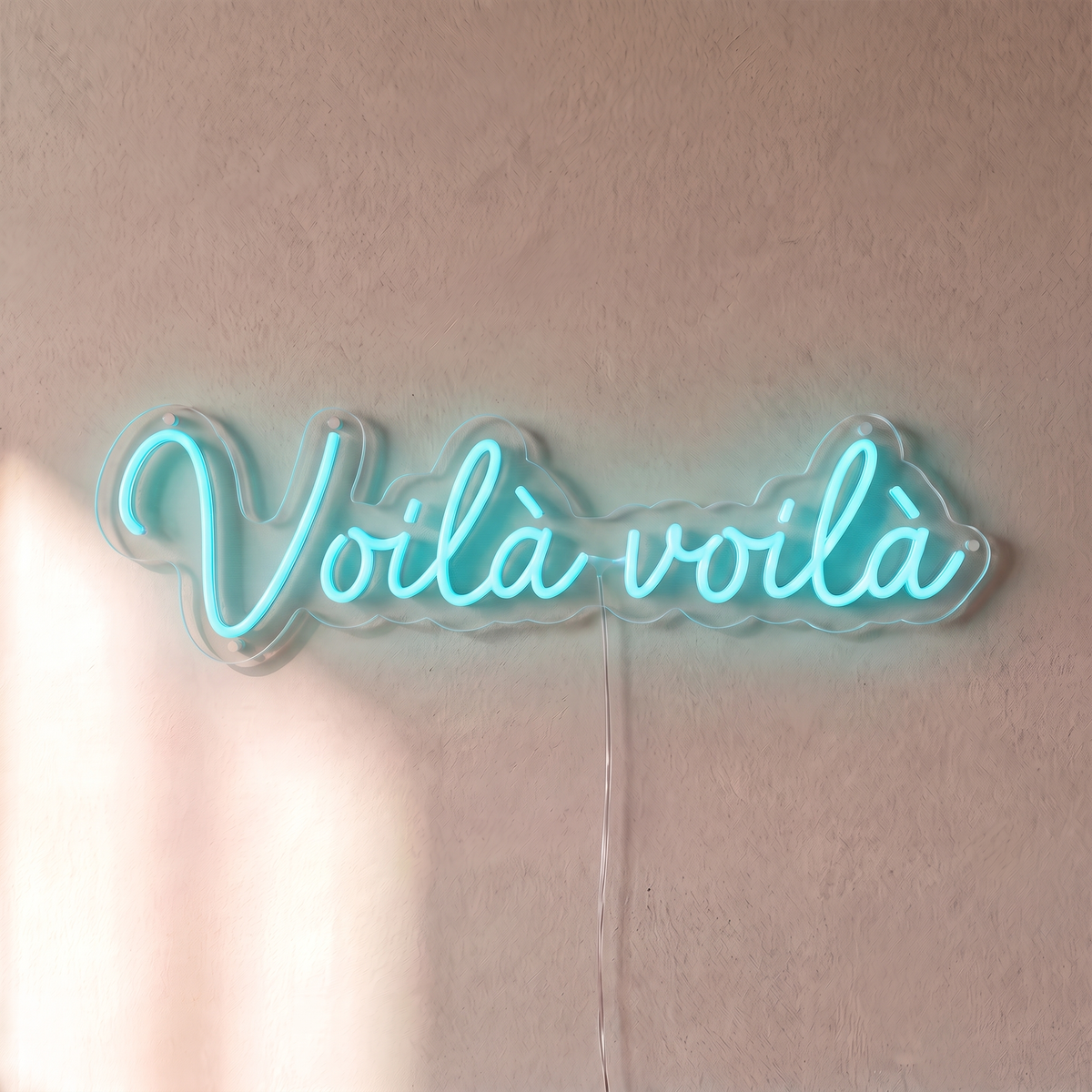 Néon mural « Voilà voilà » turquoise, gros plan sur fond beige