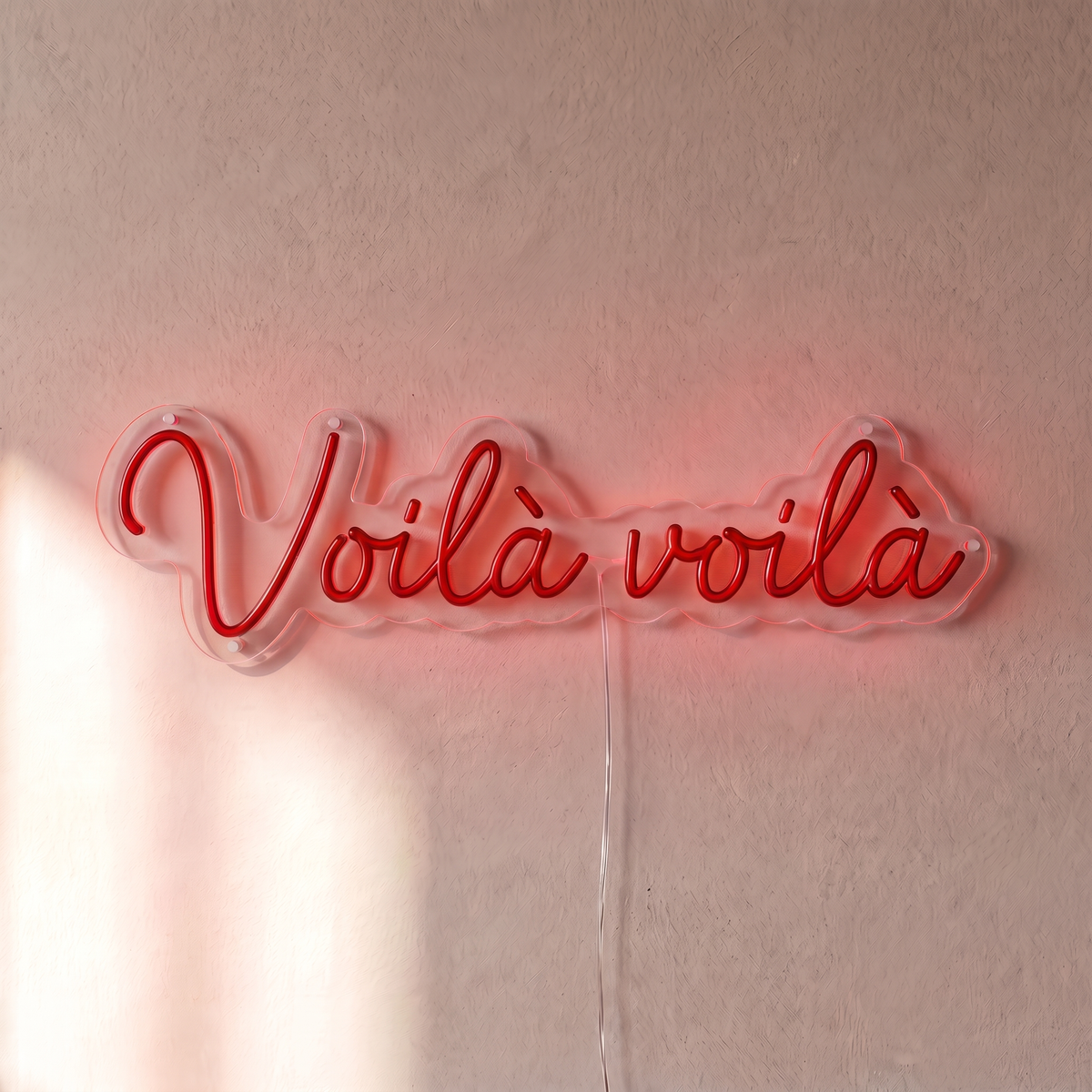 Néon mural « Voilà voilà » rouge, gros plan sur fond beige