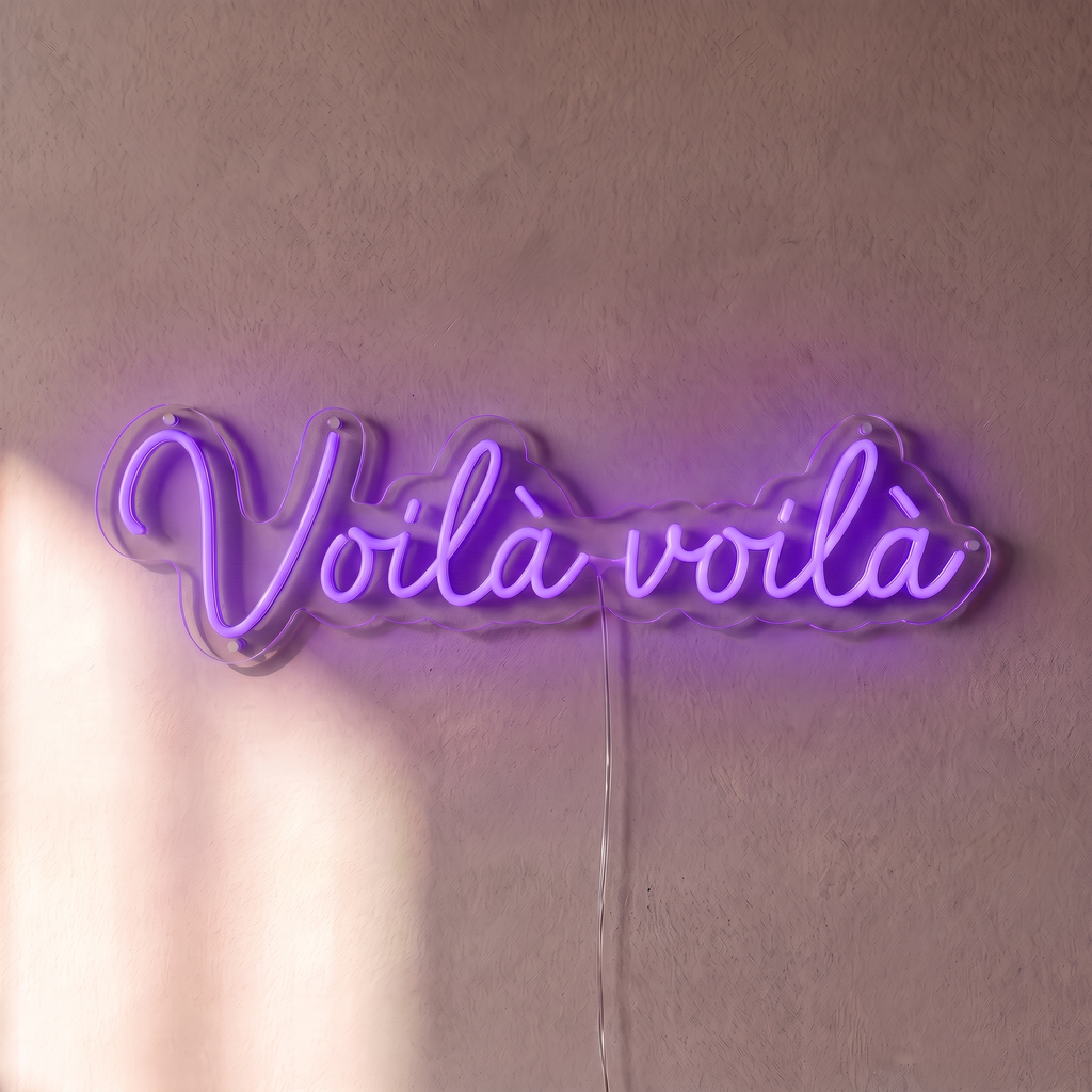 Néon mural « Voilà voilà » violet, gros plan sur fond beige