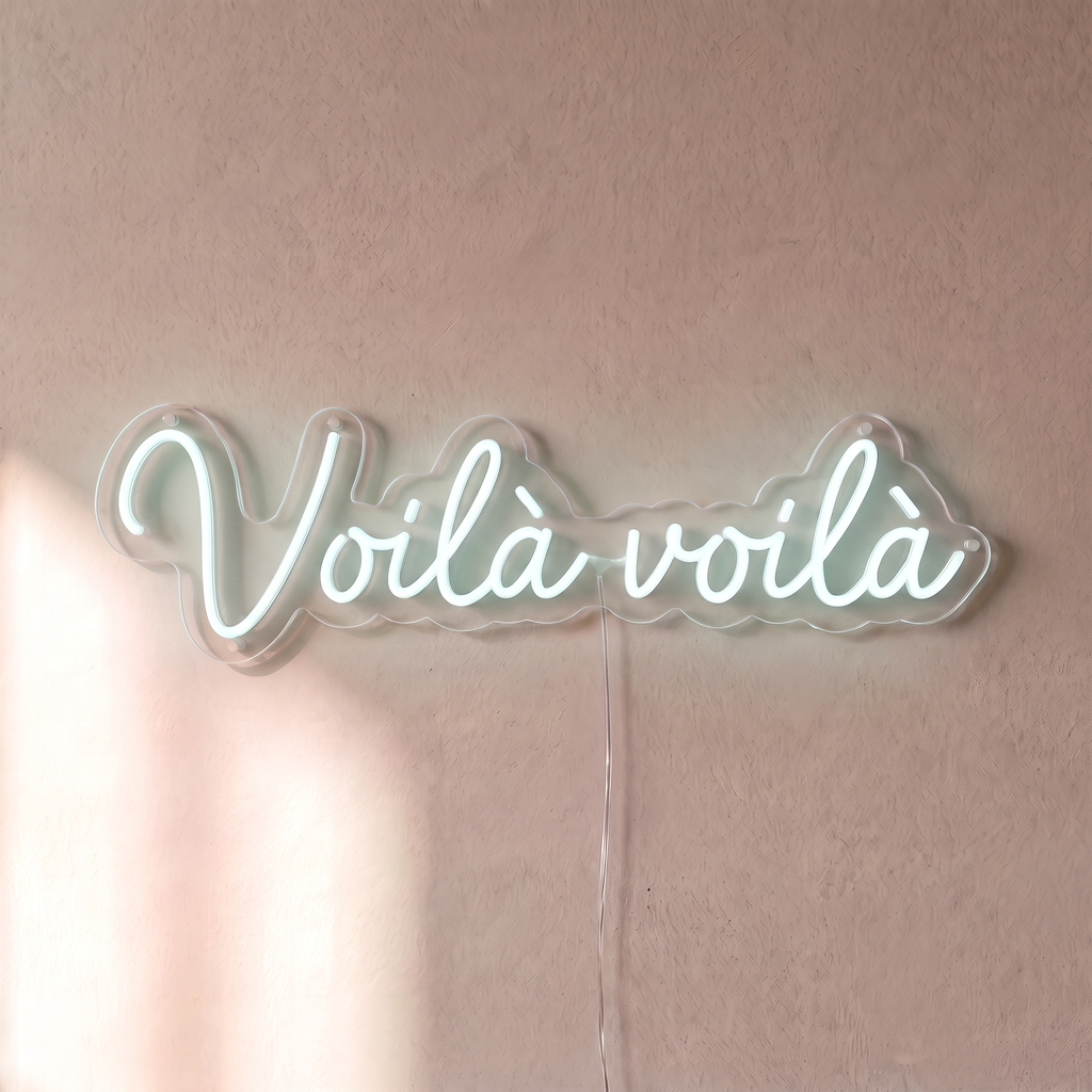 Néon mural « Voilà voilà » blanc froid, gros plan sur fond beige