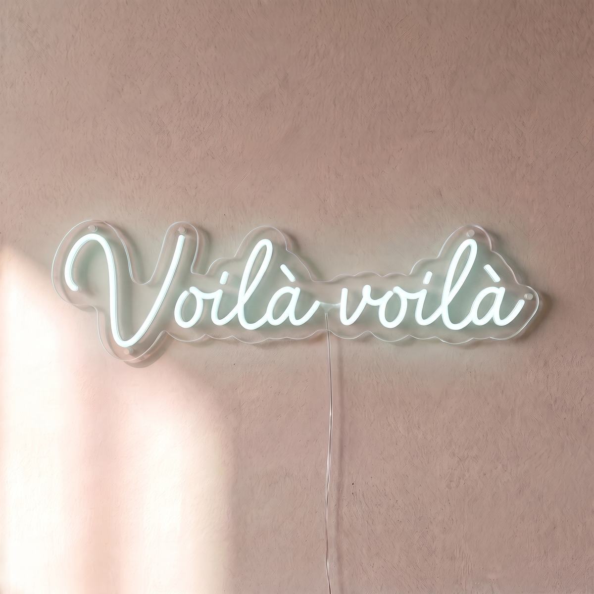 Néon mural « Voilà voilà » blanc froid, gros plan sur fond beige