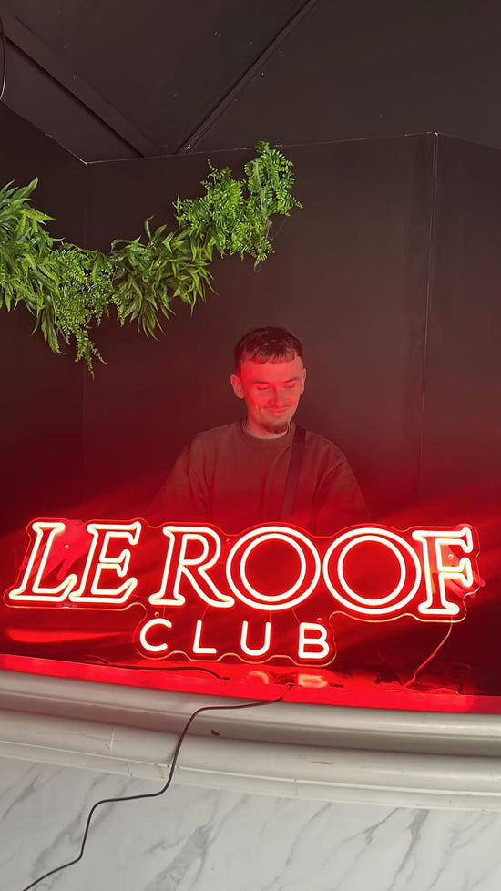 néon le roof club couleur rouge