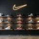 neon logo nike blanc chaud