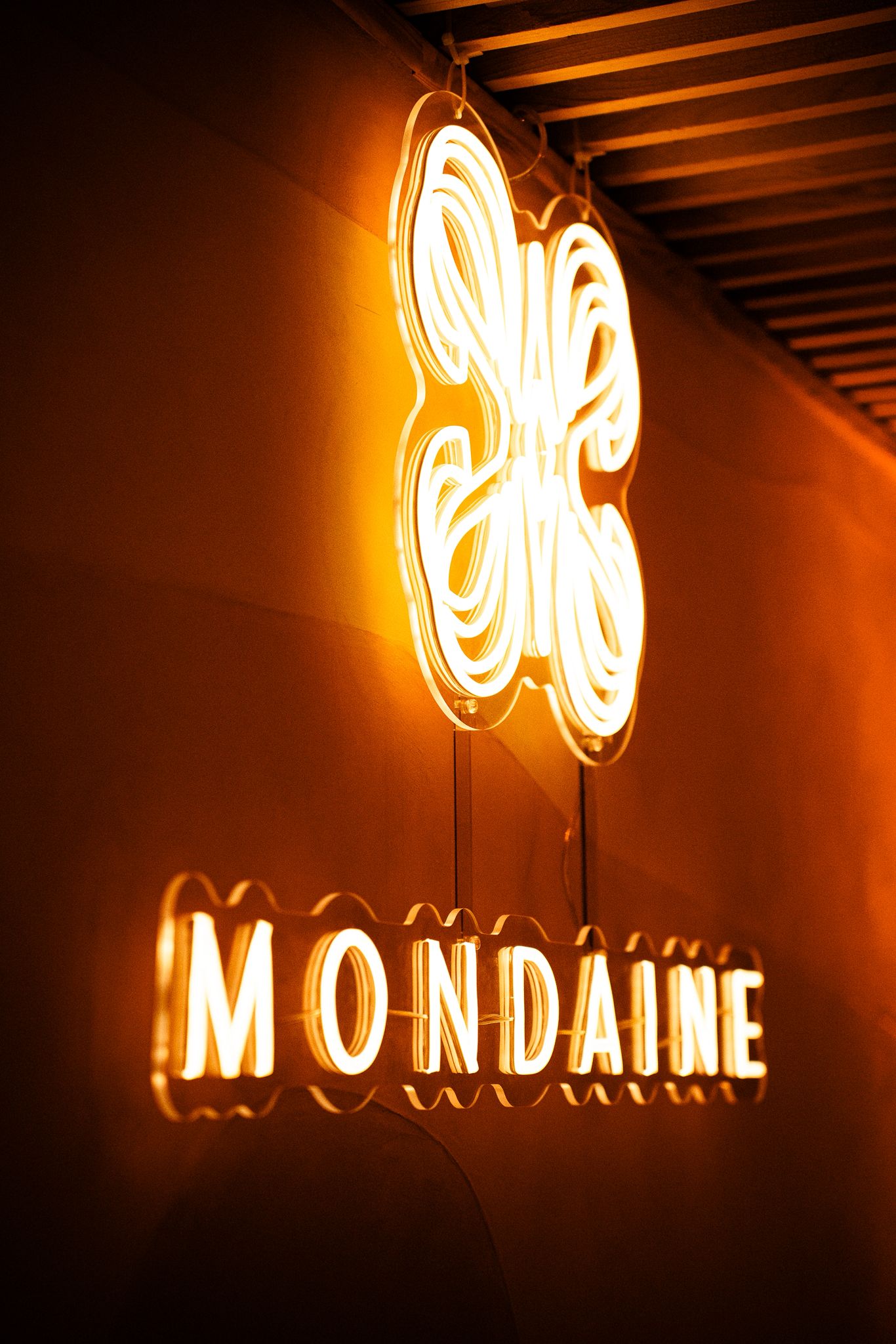 neon mondaine