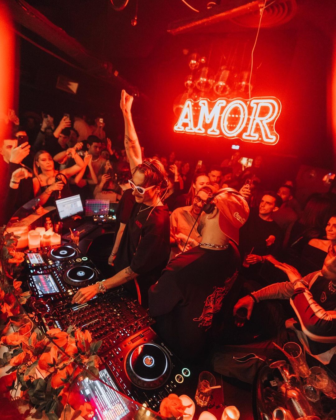 néon du DJ soirée amor couleur rouge