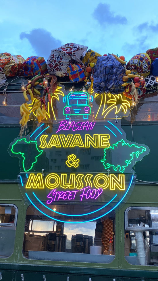 savane et mousson néon sur une caravane street food