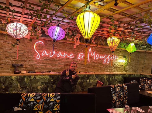 savane et mousson néon restaurant couleur rose