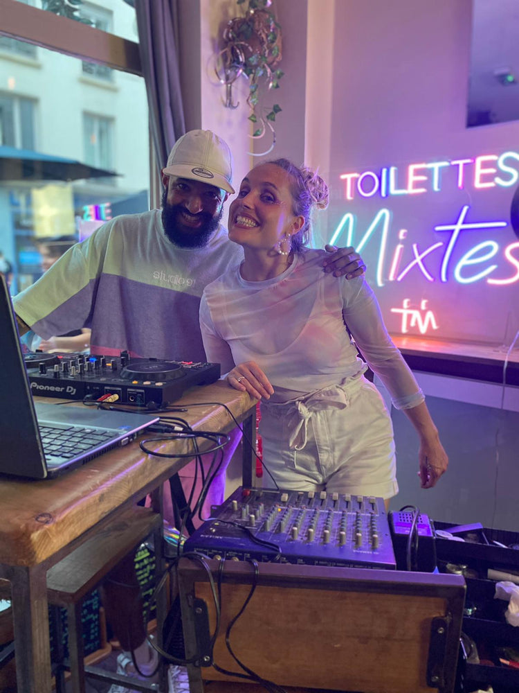 toilettes mixtes néon